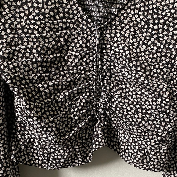 2 for $10! H&M Floral Black and White Scrunch Long sleeve Blouse M - Picture 3 of 6